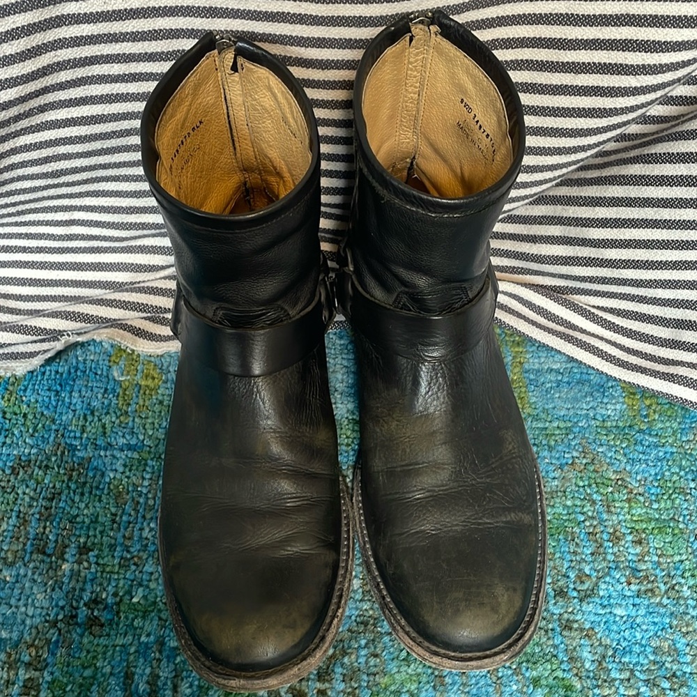 Men’s 9.5D Rustic Black Frye Phillip Harness short boot